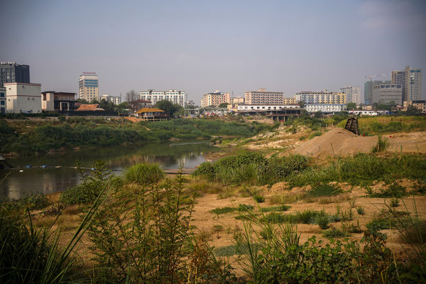 d8073880 ▲▼從泰國邊境一側眺望緬甸克倫邦苗瓦迪地區(Myawaddy)的KK園區(Shwe Kokko)。(圖/路透)