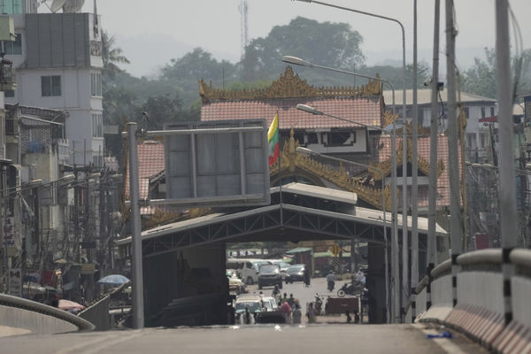 d8074408-1 ▲▼緬甸苗瓦迪(Myawaddy)第一座泰緬友誼大橋附近的一個檢查哨站。苗瓦迪正是KK園區(Shwe Kokko)所在地。(圖/達志影像/美聯社)