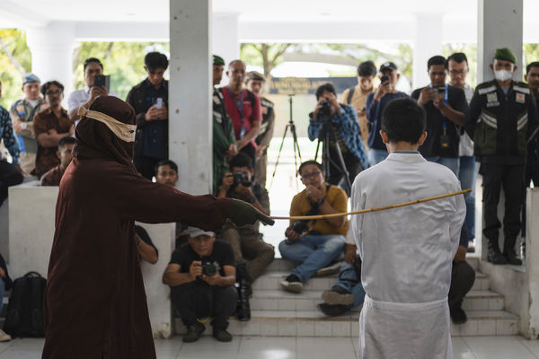 ▲▼   印尼亞齊特別行政區（Aceh），同志/同性情侶遭判鞭刑。（圖／達志影像／美聯社）