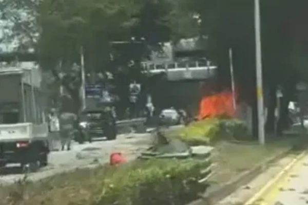 d8110987 ▲▼新加坡一輛保時捷發生車禍後起火,司機受困車內被活活燒死。(圖/翻攝自Facebook)