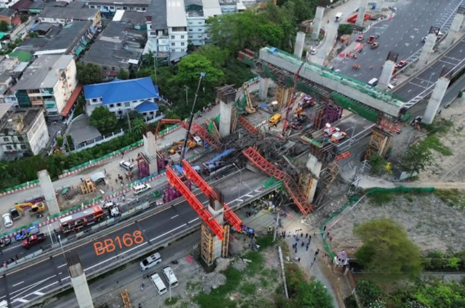 8127942-1 ▲▼泰國高速公路興建工程坍塌!5死22傷 恐怖殘骸畫面曝光。(圖/翻攝自曼谷郵報)