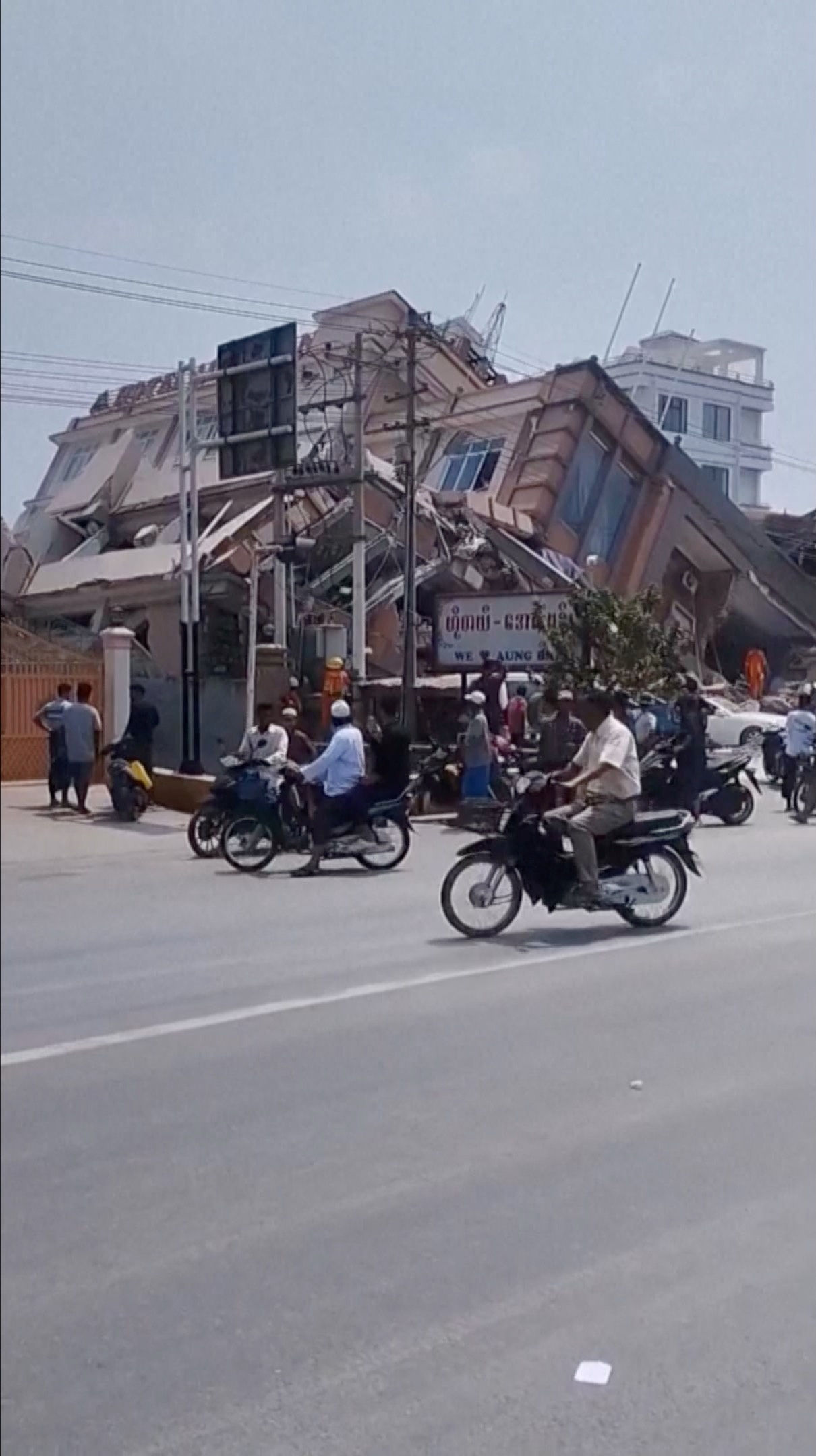 ▲▼緬甸地震後，人們聚集在一棟倒塌的建築物附近。（圖／路透）
