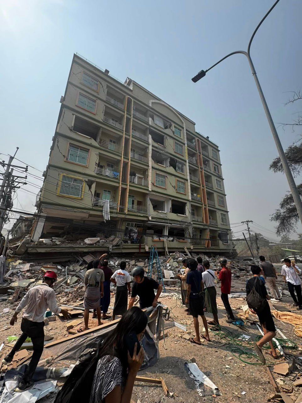 ▲緬甸強震11層大樓剩下地面7層，搶救困難。（圖／翻攝自FacebookKhit Thit Media）