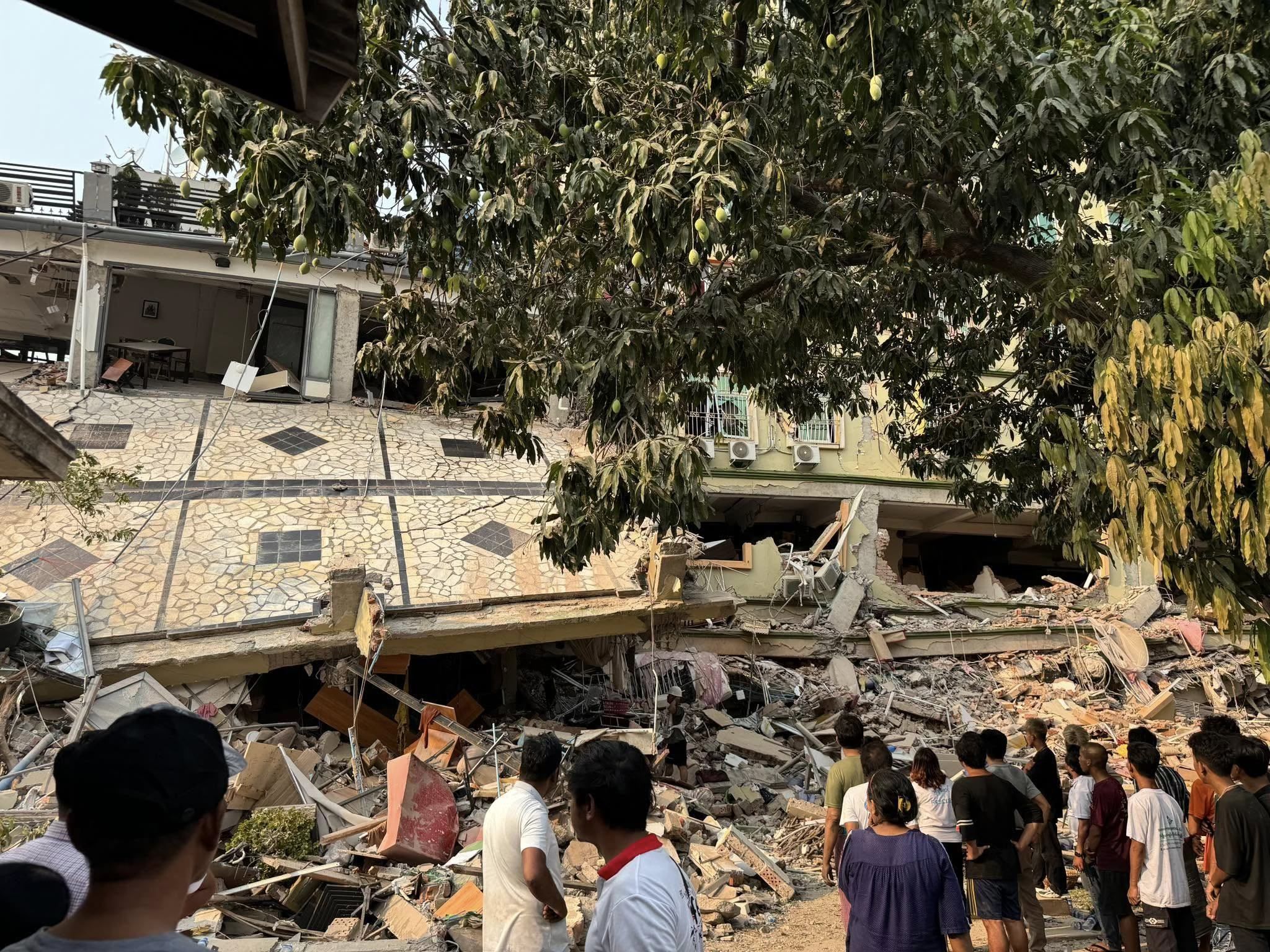 ▲緬甸強震11層大樓剩下地面7層，搶救困難。（圖／翻攝自FacebookKhit Thit Media）