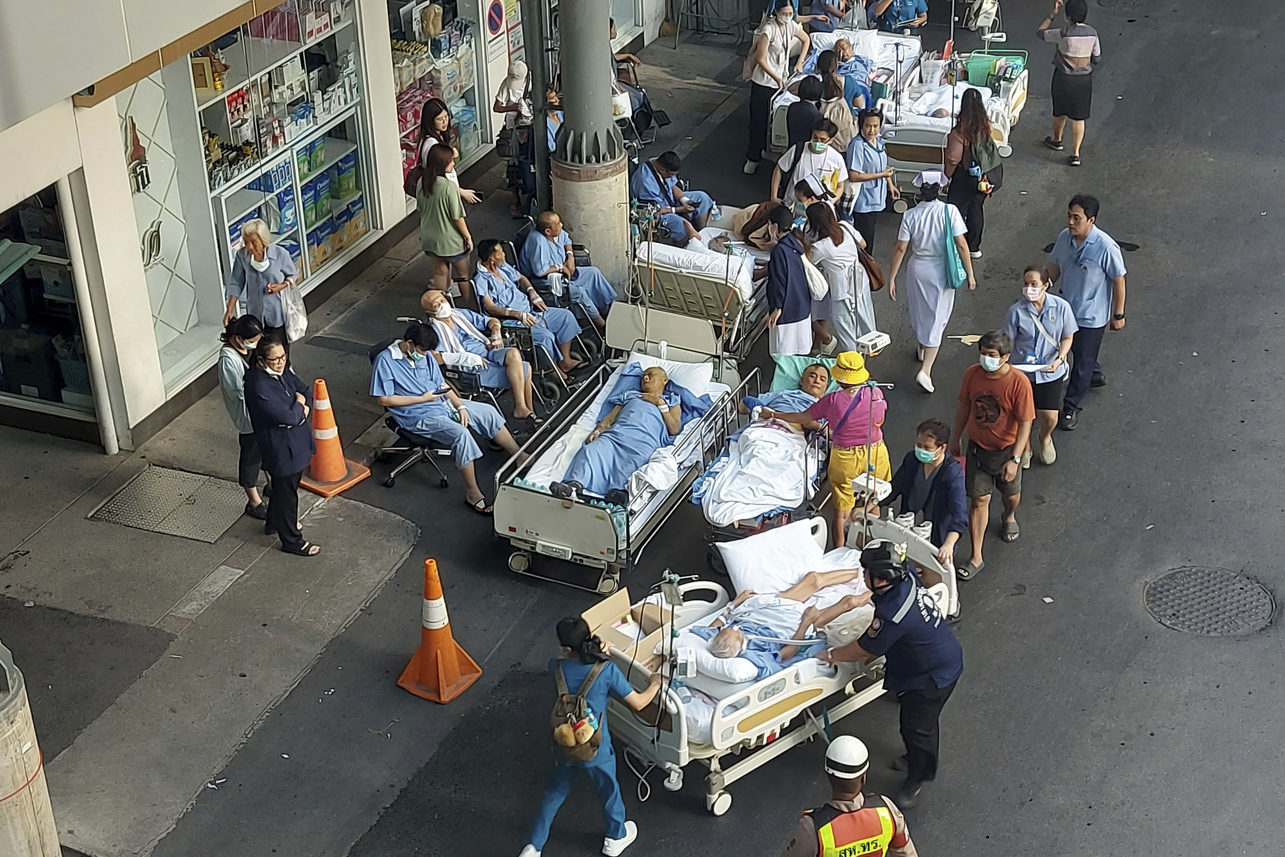8149301 ▲▼緬甸強震,泰國曼谷醫院緊急將患者疏散至戶外,甚至在街頭為產婦接生、動手術。(圖/達志影像/美聯社)