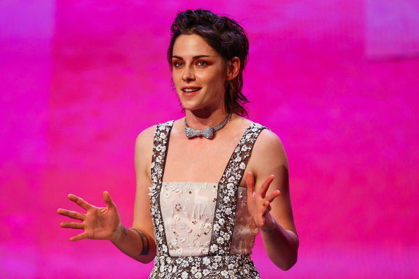d6858467-1 ▲▼柏林影展:克莉絲汀史都華(Kristen Stewart)、安海瑟薇(Anne Hathaway)。(圖/路透)