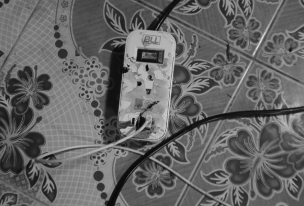 d8118123 ▲▼泰15歲少女「邊充電邊玩手機」遭電死。(圖/翻攝自泰媒)