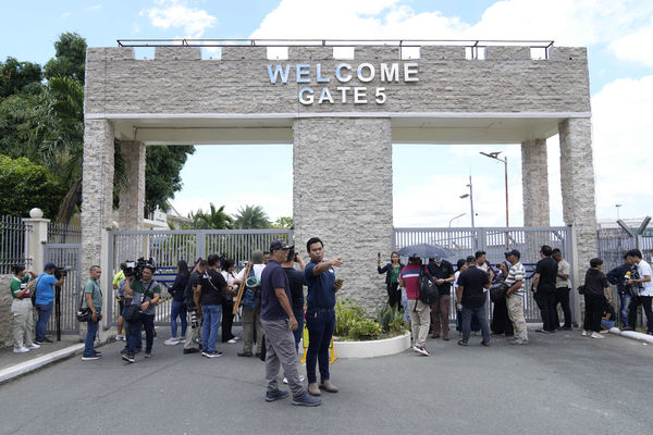 ▲▼ 菲律賓前總統杜特蒂遭逮捕，媒體在維拉莫爾空軍基地（Villamor Airbase）外頭守候。（圖／達志影像／美聯社）