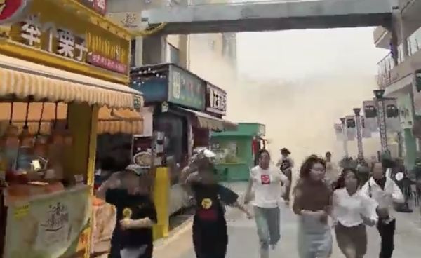 d8148485 ▲雲南瑞麗財富廣場高樓磚石掉落,民眾抱頭逃竄。(圖/翻攝微博)