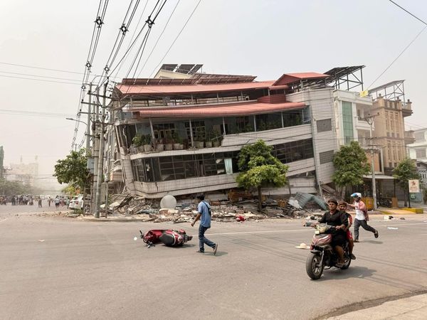 d8148974-2 ▲▼緬甸強震後,多棟建築倒塌。(圖/翻攝自Facebook/Khit Thit Media)