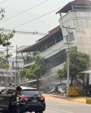 ▲▼緬甸強震後，多棟建築倒塌。（圖／翻攝自Facebook／Khit Thit Media）