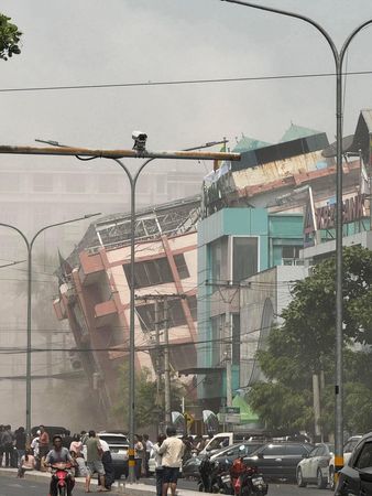 ▲▼緬甸強震後，多棟建築及橋樑倒塌。（圖／翻攝自Facebook／Khit Thit Media）