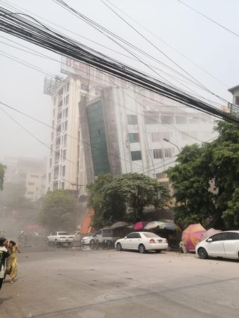 ▲▼緬甸強震後，多棟建築及橋樑倒塌。（圖／翻攝自Facebook／Khit Thit Media）