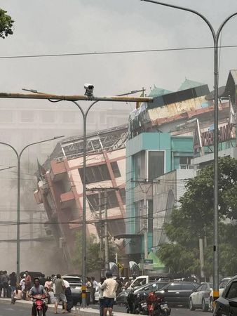 d8149033 緬甸發生大地震,泰國台商傳回首都曼谷建築物倒塌的慘狀。(圖/台商提供)