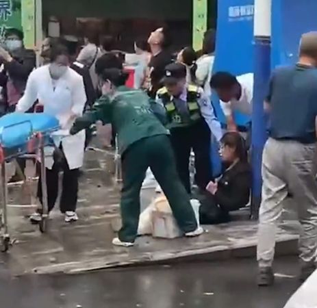 ▲▼緬甸地震　雲南「天降水彈」沖倒一樓路人。（圖／翻攝微博）