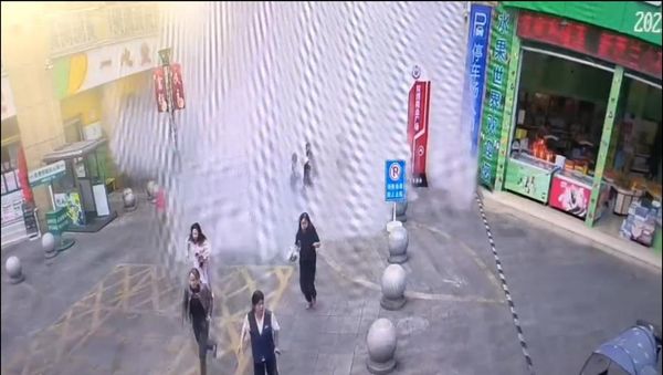 ▲▼緬甸地震　雲南「天降水彈」沖倒一樓路人。（圖／翻攝微博）