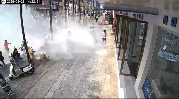 ▲▼緬甸地震　雲南「天降水彈」沖倒一樓路人。（圖／翻攝微博）