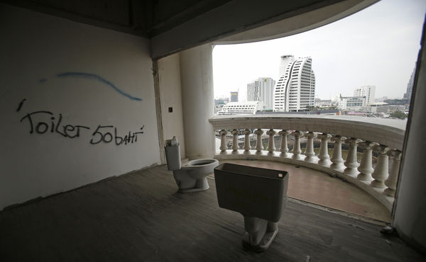▲▼位於曼谷市中心、荒廢近30年的知名爛尾樓「沙吞獨特塔」（Sathorn Unique Tower）。（圖／達志影像／美聯社）
