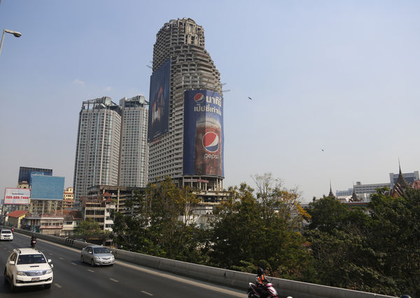 ▲▼位於曼谷市中心、荒廢近30年的知名爛尾樓「沙吞獨特塔」（Sathorn Unique Tower）。（圖／達志影像／美聯社）