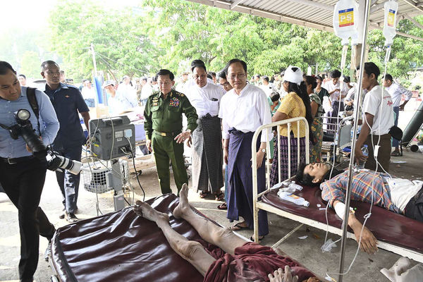 d8150218 ▲▼緬甸軍政府領袖敏昂萊(Min Aung Hlaing)在首都奈比多探視地震傷患。(圖/達志影像/美聯社)