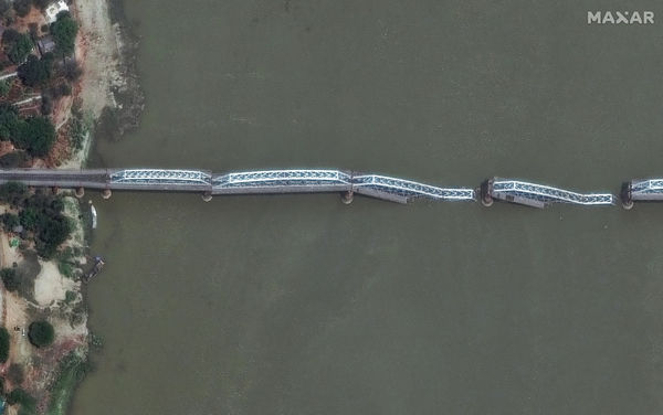 d8150259 ▲▼ 緬甸大地震衛星影像前後對比照。因瓦大橋(Inwa Bridge)。(圖/路透)