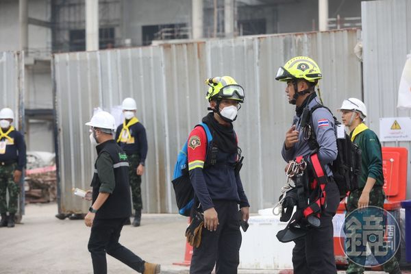 民間救難組織在現場待命，若發現遺體便進入協助。