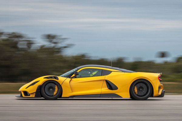d8186600-1 Hennessey 最新推出了 Venom F5 的一個更為瘋狂的版本,名為 Evolution。根據 Hennessey 的說法,Venom F5 Evolution 在原有基礎上增加了 214 匹馬力,總輸出達到 2031 匹馬力。該車廠表示,額外的馬力和更新的空氣動力學設計使得這款車從零加速到時速320公里僅需 10.3 秒。