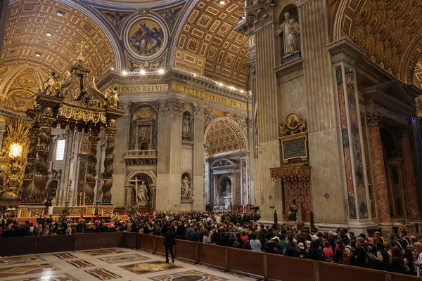 ▲▼，教宗遺體安放在聖伯多祿大教堂（St Peter’s Basilica）內的簡樸木棺中供信徒瞻仰。（圖／路透）