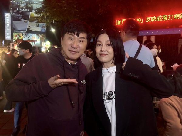 ▲胡瓜(左)與苗可麗在寧夏夜市。（圖／下面一位）