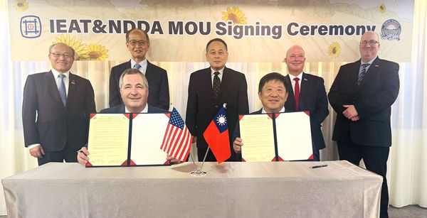 ▲IEAT美洲委員會主委宗緒順(前排右)、NDDA廳長Doug Goehring(前排左)簽署MOU。後排左起IEAT秘書長黃文榮 、國際貿易署經濟參事鄭錦松 、外交部總領事黃敏境、NDDA商務行銷處長John Schneider、貿易辦事處執行董事Drew Combs 見證觀禮。（圖／IEAT提供）