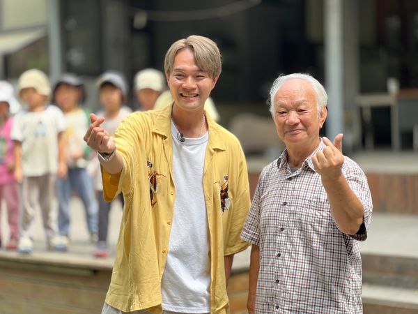 d8195139 ▲柯大堡(左)主持台語外景節目。(圖/公視台語台提供)