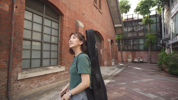 d8195140 ▲柯大堡(左)主持台語外景節目。(圖/公視台語台提供)