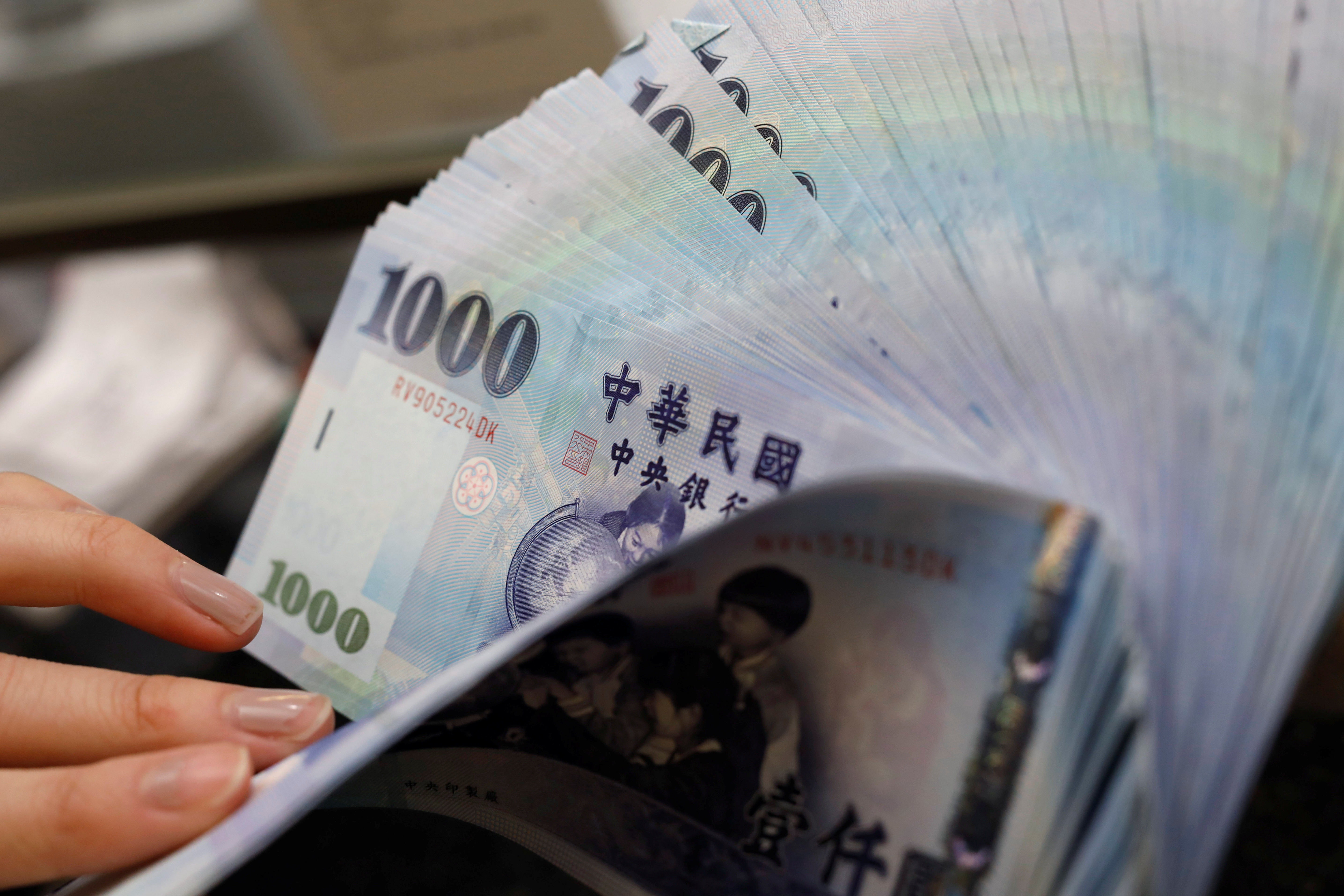 3616869-1 ▲▼ 新台幣,台幣,現金,鈔票,銀行,匯市。(圖/路透)