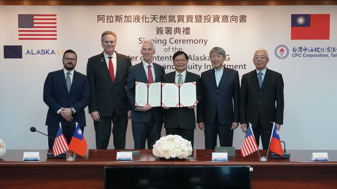 8135523-1 ▲中油與阿拉斯加簽署「阿拉斯加液化天然氣(Alaska LNG)買賣暨投資意向書(LOI)」。(圖/經濟部提供)