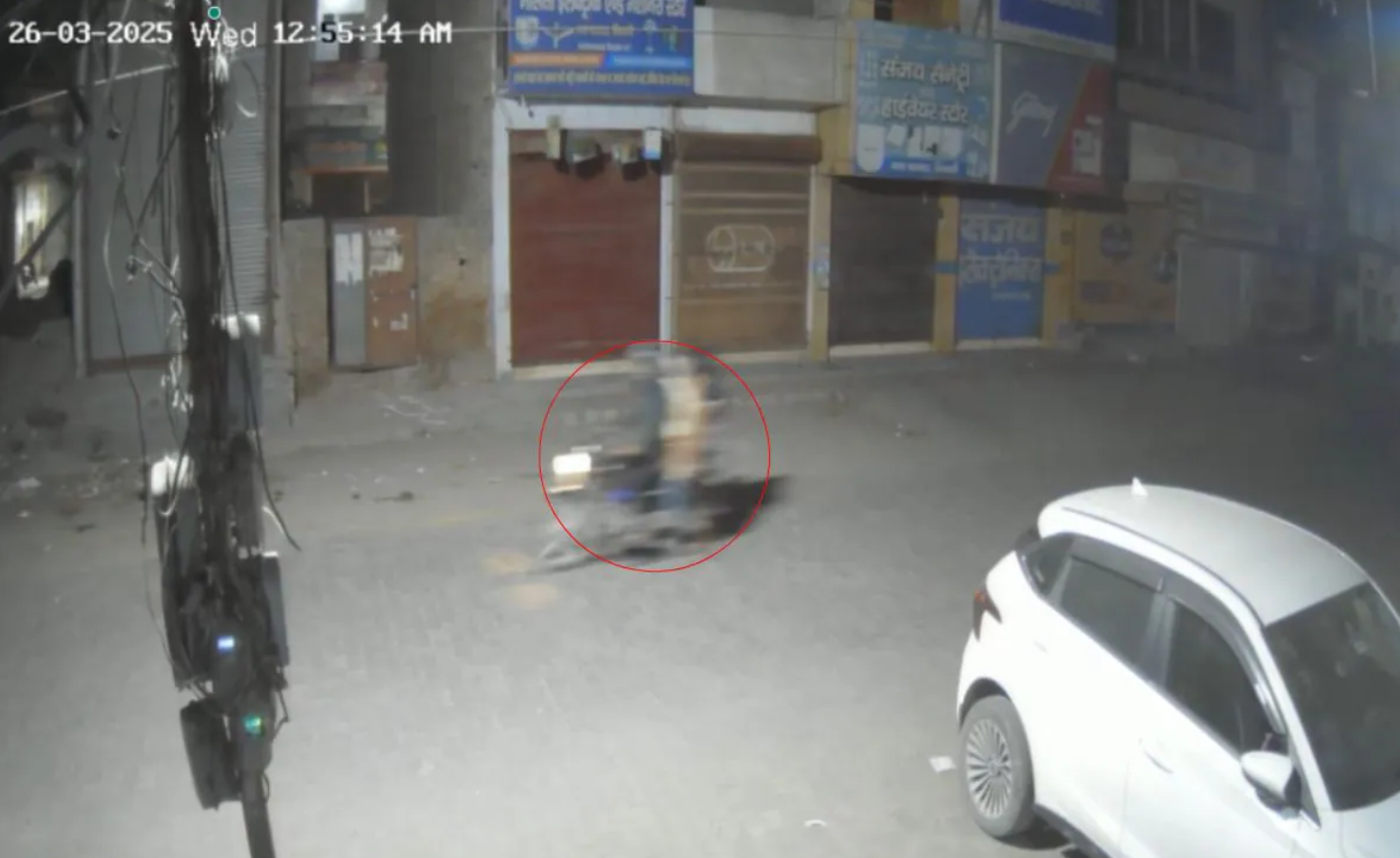 8175224 ▲▼屍體夾中間!印度人妻激戰小王被抓包 「騎車三貼棄屍」滅口丈夫。(圖/翻攝自新德里電視台)
