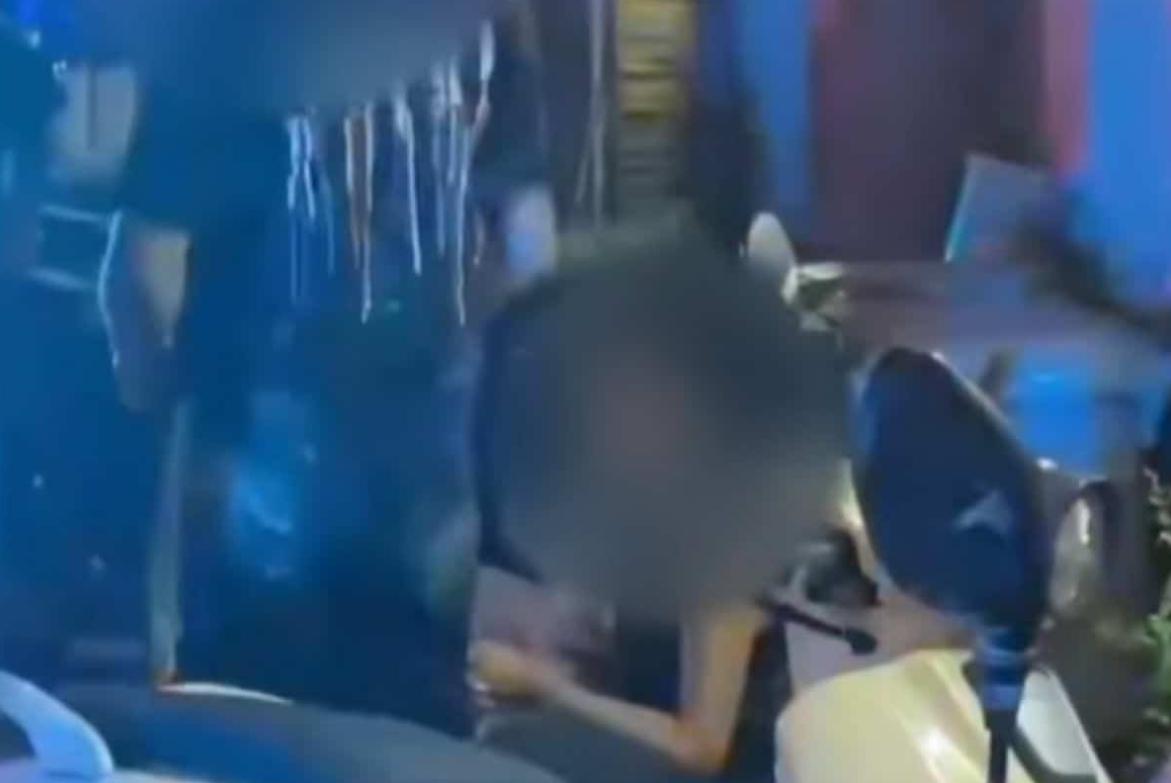 8176804 ▲▼潑水節狂歡到一半!27歲泰女「下體滑出嬰兒」 她喝茫棄嬰繼續嗨。(圖/翻攝自Facebook/ เจ๊ม้อยv+)