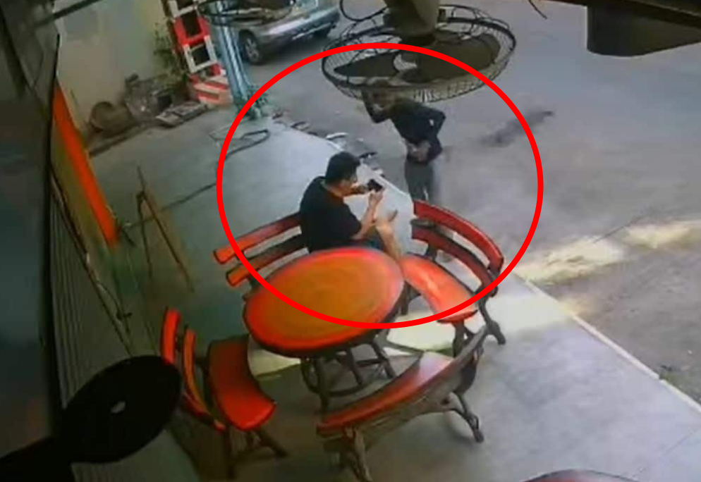 8185302-1 ▲▼台男在芭達雅被流浪漢打! 監視器畫面曝光「濺血瞬間」。(圖/Cuffs Douglas)