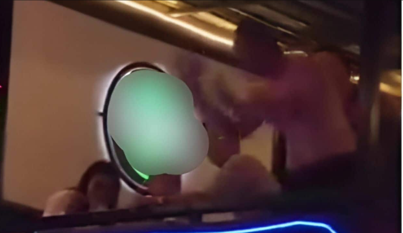 ▲▼陸男爛醉在餐廳「狂撒鈔票」！當眾脫衣跳舞　遊泰失控影片曝。（圖／翻攝自Facebook／เจ๊ม้อย v+）