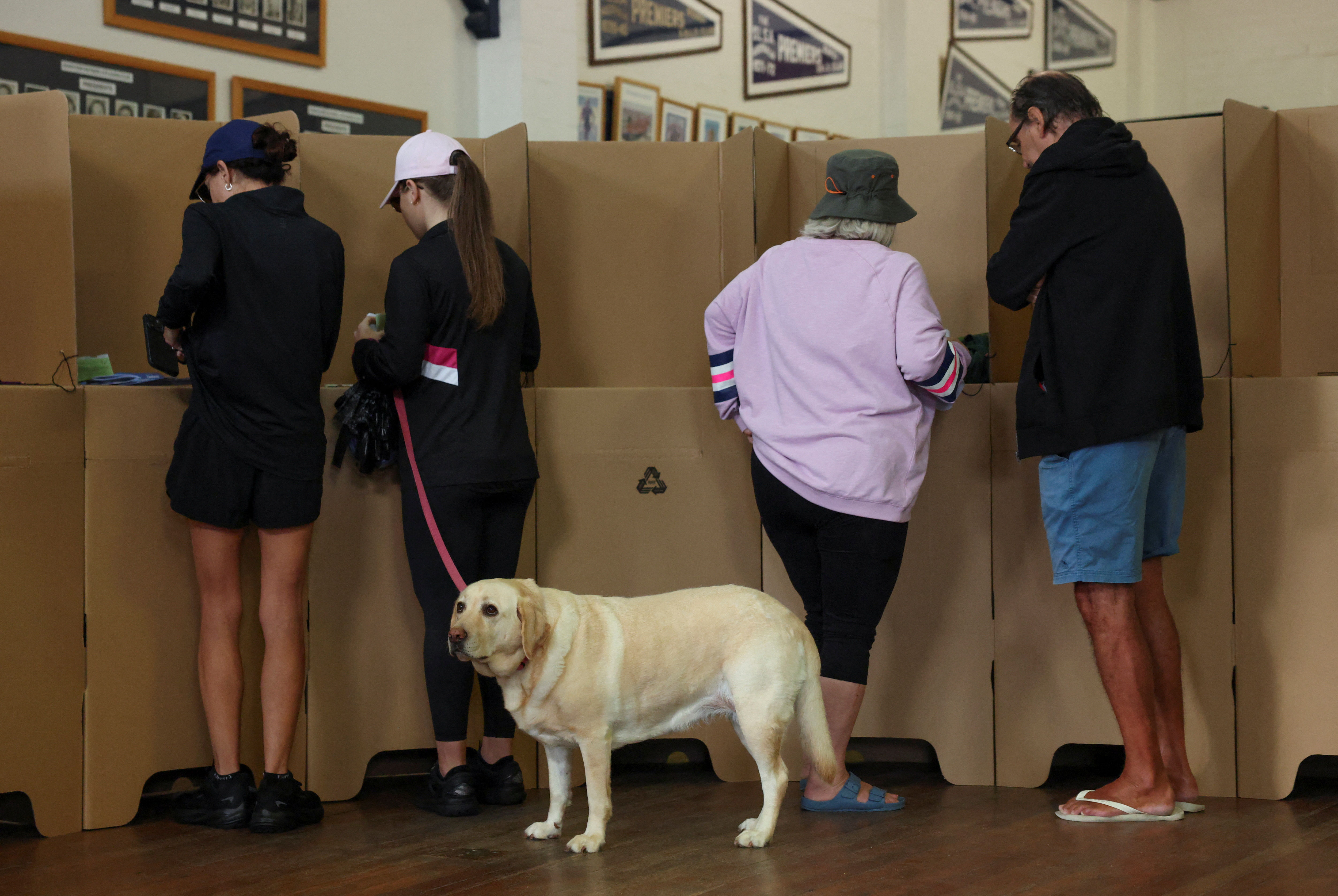 ▲▼ 澳洲3日舉行全國大選，總理艾班尼斯（Anthony Albanese）及反對派領袖達頓（Peter Dutton）前往投票。（圖／路透）