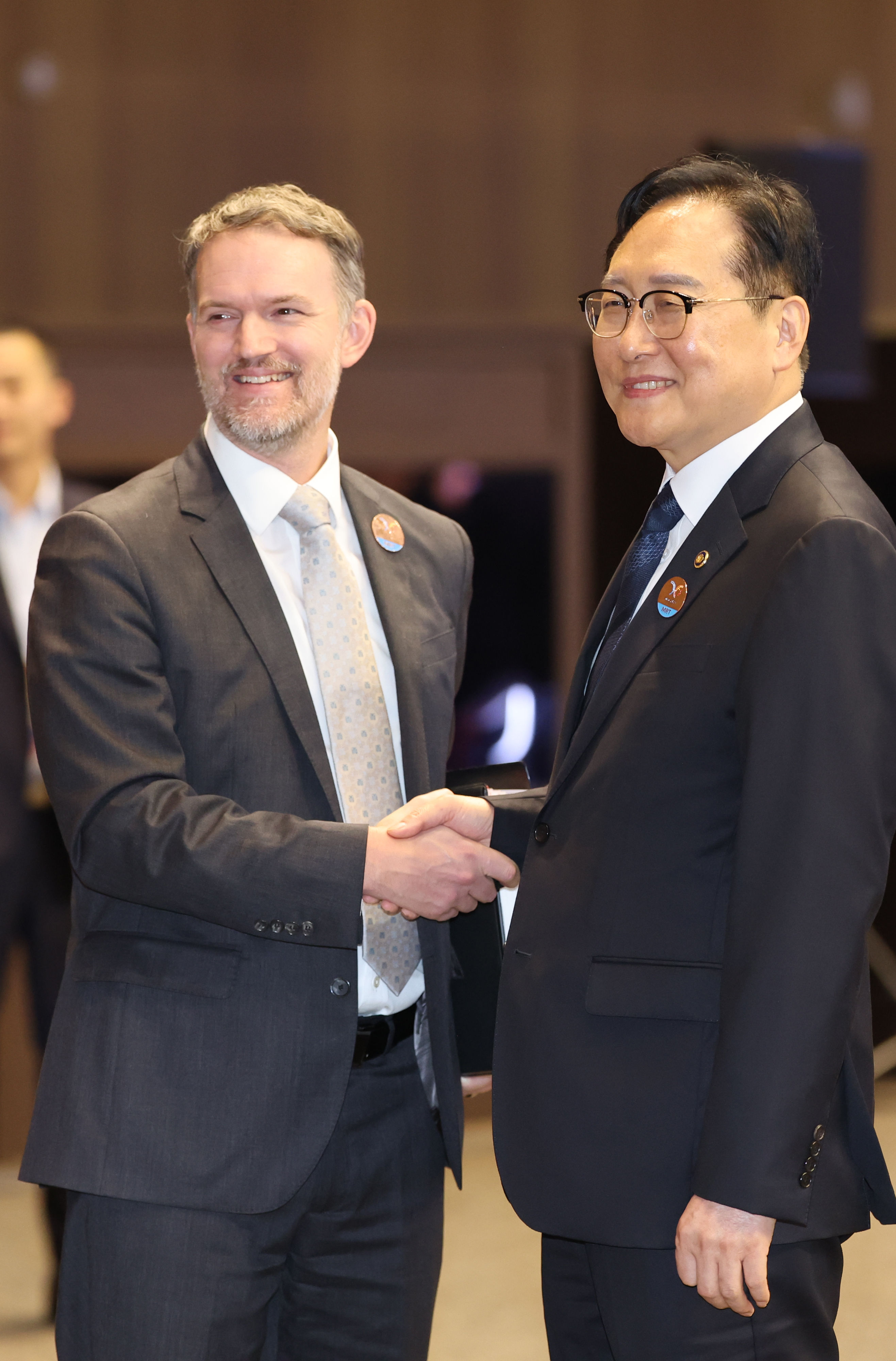 8219307-1 ▲▼美國貿易代表葛里爾15日在濟州國際會議中心和鄭仁教握手問候。(圖/達志影像/newscom)