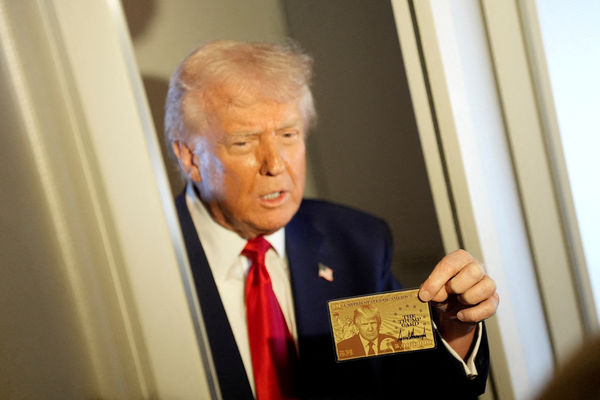 ▲▼美國總統川普3日在向記者展示「金卡簽證」（Gold Card）的最新設計。（圖／路透）