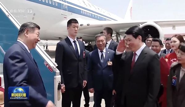 d8171720 ▲▼ 越南國家主席梁強與習近平敬禮、央視特寫握手 。(圖/翻攝 央視)