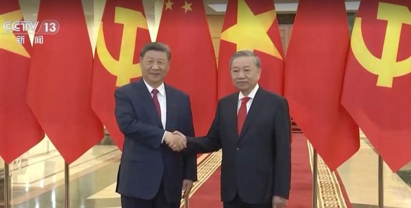 d8171723 ▲▼ 越南總理范明政、越南國會主席陳青敏、中國國防部長董軍 。(圖/翻攝 央視)