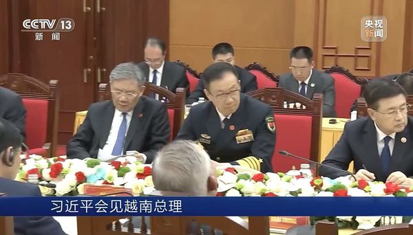d8171726 ▲▼ 中國國防部長董軍 、陪同習近平出訪越南。(圖/翻攝央視)