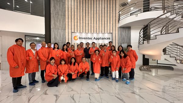 d8175656-1 ▲將帥會參訪英華達企業SMT自動化生產線,瞭解智慧製造應用。(圖/IEAT提供)