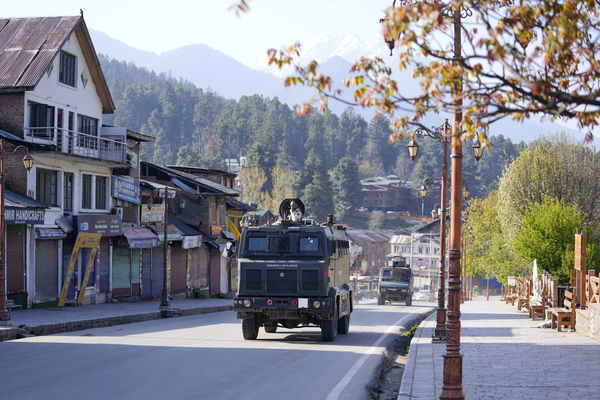 d8186212 ▲▼ 印度控制的克什米爾(Kashmir)發生恐怖攻擊,知名避暑勝地「巴哈甘」(Pahalgam)遭槍手掃射,導致至少26人喪生,軍警進駐當地巡邏。(圖/達志影像/美聯社)