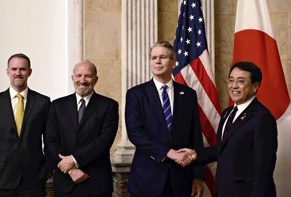 d8199860 ▲▼ 日本經濟再生擔當大臣赤澤亮正在美東時間1日與美國財政部長班森特等人見面。(圖/達志影像/美聯社)