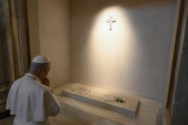 ▲▼教宗良十四世在羅馬聖母大殿（Basilica of Saint Mary Major）內已故教宗方濟各（Pope Francis）的墓前祈禱。（圖／達志影像／美聯社）