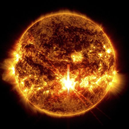 ▲▼NASA提供、由太陽動力觀測衛星（Solar Dynamics Observatory）拍攝的2024年10月3日太陽閃焰（solar flares），也就是照片中央亮光。（圖／達志影像／美聯社）