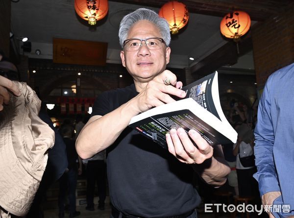 d8220866-1 ▲▼ 輝達執行長黃仁勳今(17)日中午在台北磚窯餐廳宴請供應鏈廠商 。(圖/記者李毓康攝)